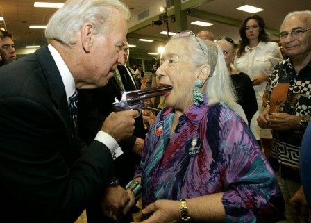 Joe Biden put a gun in a woman's mouth.jpg, août 2020