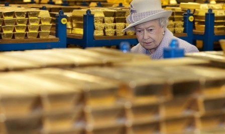 La reine Elizabeth II à la banque d'Angleterre les personnes âgées inquiètent pour leurs économies.jpg, nov. 2020