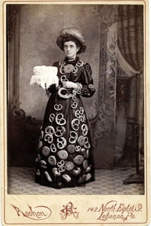Les femmes sandwich en 1890 femme bretzel publicité boulangerie.jpg, déc. 2020