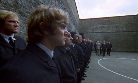 Malcolm McDowell a clockwork orange 1971 orange mécanique cour de prison passage des troupes en revue défilé.jpg, mar. 2021