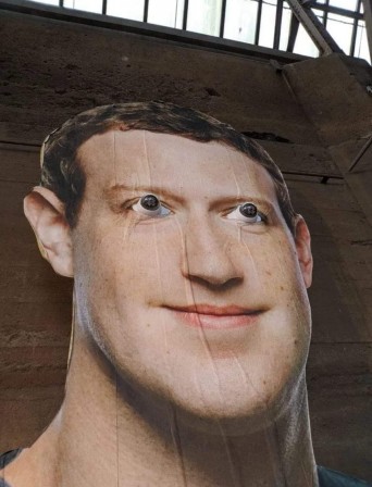 Mark Zuckerberg video surveillance.jpg, mar. 2020