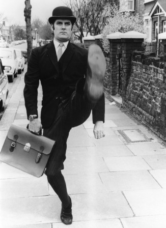 Monty Python John Cleese The Ministry of Silly Walks années 70 ministère des démarches ridicules.jpg, déc. 2020
