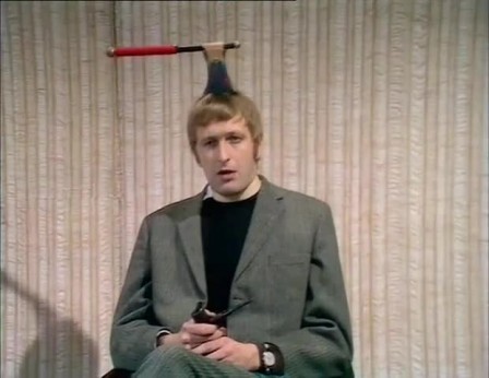 Monty Python’s Flying Circus Series 2, Episode 8 Appeal for sanity 1970 hache dans la tête.jpg, mar. 2021