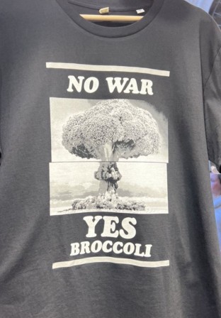 No war yes brocoli la guerre non le brocoli oui militant.jpg, févr. 2023