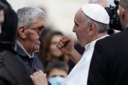 Pape François embrassant un homme défiguré par des tumeurs.jpg, juil. 2020