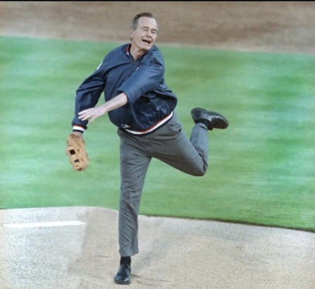 President George H. Bush throws the first pitch at the Texas Rangers' opening night in Arlington Texas April 8 1991 grâce bonjour.jpg, mai 2021