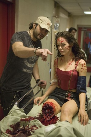 Robert Rodriguez Rose McGowan Planet Terror 2007 actrice de film d'horreur amputation handicap gore sang.jpg, avr. 2023