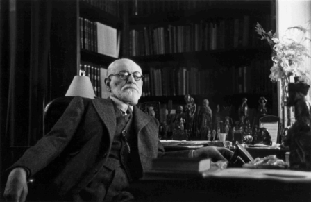 Sigmund Freud dans son bureau l'oreille cassée.png, nov. 2022