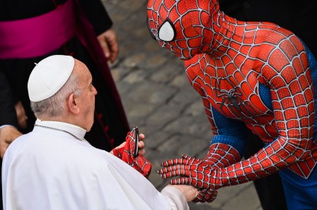 Spider-Man meets pope at Vatican pape.jpg, juin 2021