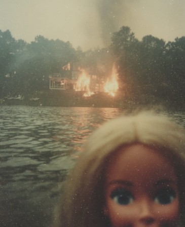 Sur le fleuve en amont. Un coin de ciel brûlait. La ville s'endormait. Et j'en oublie le nom Jacques Brel poupée feu incendie