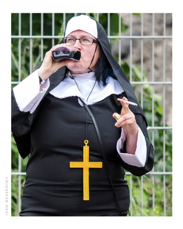 Tuska Metal Music Festival, Helsinki, 2022 - by Ivan Bessedin, Finnish nonne religieuse avec alcool et cigarette