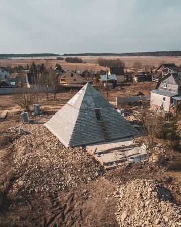 Un couple a construit une pyramide de 9 mètres dans la région de Leningrad.jpg, avr. 2020