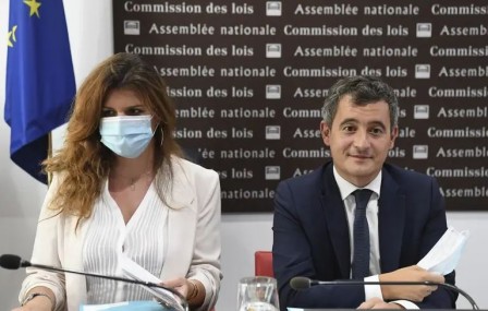 au côté de Marlène Schiappa Gérald Darmanin déclare en tant que féministe je suis pour le port du masque obligatoire pour les femmes.JPG, juil. 2020