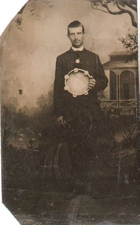 ca. 1880-90s tintype portrait of a dispassionate tambourine player décembre tambourin que les fêtes commencent.jpg, déc. 2022