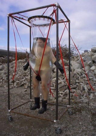 canicule suspendu dans un préservatif géant pensez à vous hydrater