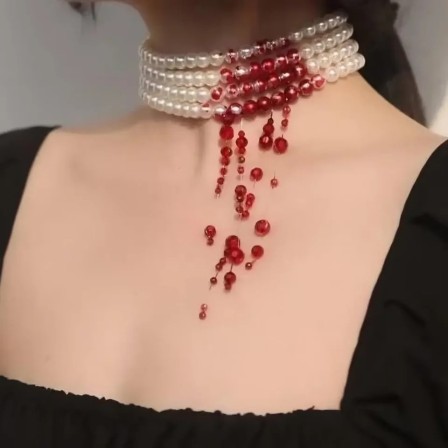 collier de perle sanglant élégance mort.jpg, déc. 2023