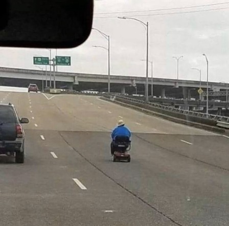 fauteuil roulant motorisé handicap la route appartient à tout le monde à la prochaine intersection prenez à droite