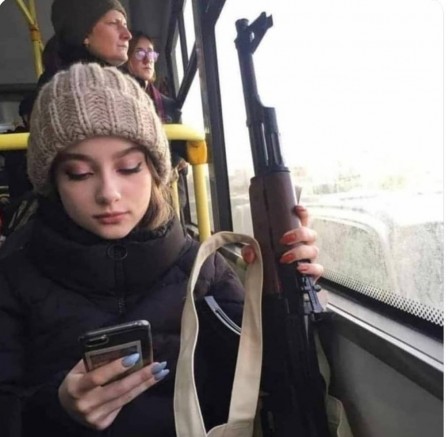 la fille dans le bus avec un fusil.jpg, fév. 2021