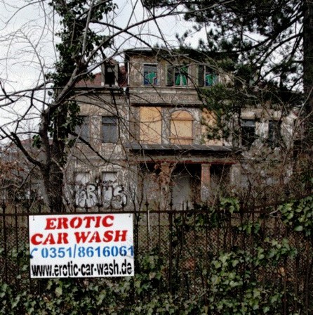 maison abandonné panneau publicitaire pour lavage de voiture érotique