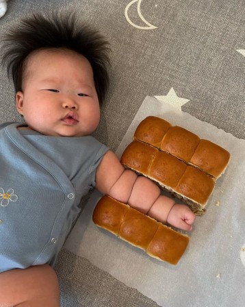 petit garçon petit déjeuner pain brioche.jpg, sept. 2021