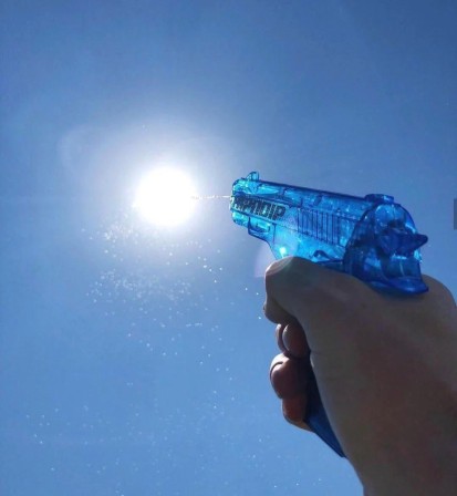 pistolet à eau viser le soleil toi aussi lutte contre le réchauffement climatique.jpg, oct. 2022