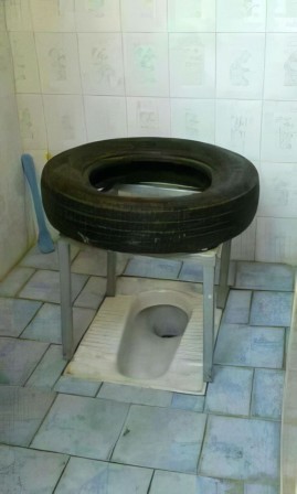pneu comment aménager ses toilettes à la turque bricolage