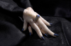 poulet poule mains avec bague et ongles vernis.png, nov. 2023