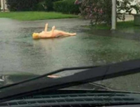 poupée gonflable et évidemment dès qu'il y a de la pluie il y a des abandons.jpg, oct. 2020