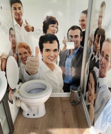 pour la soutenir dans son combat quotidien contre la constipation j'avais refait la tapisserie des toilettes.jpg, nov. 2023