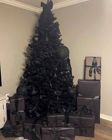 sapin de noel noir cadeaux noirs.jpg, déc. 2022