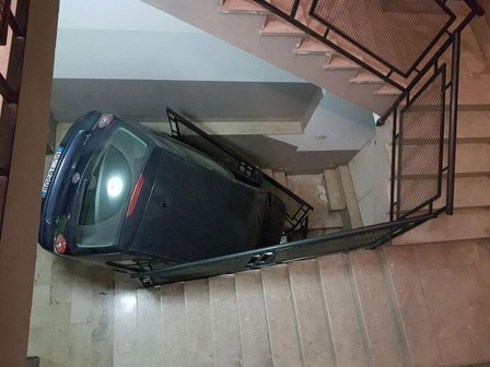 voiture dans l'escalier.jpg, juil. 2021