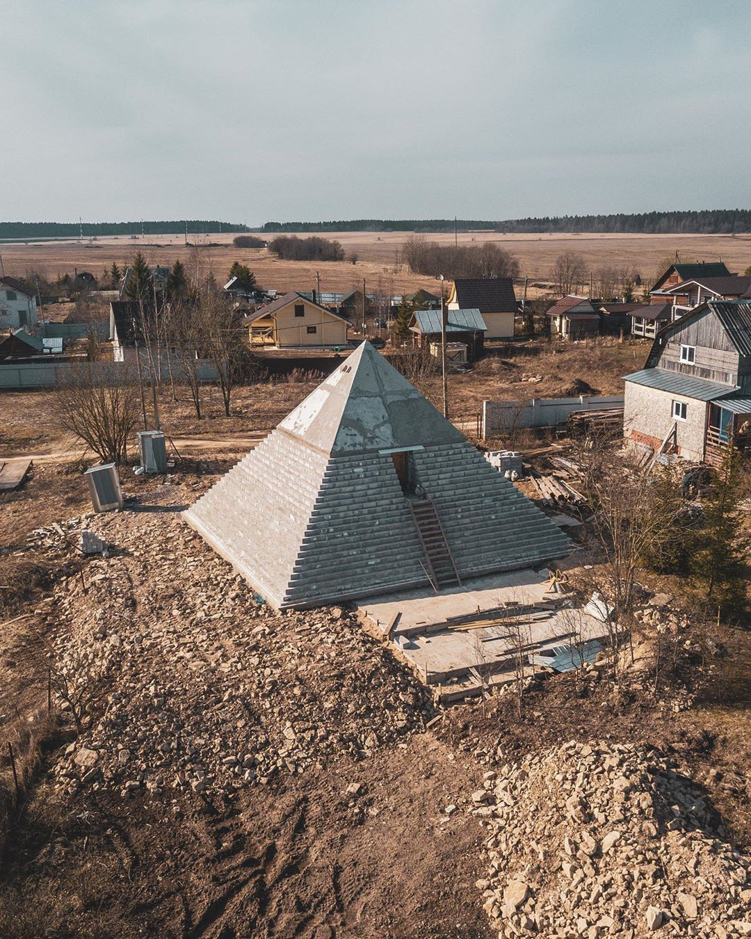 https://www.yves.brette.biz/public/humour_2/Un_couple_a_construit_une_pyramide_de_9_metres_dans_la_region_de_Leningrad.jpg