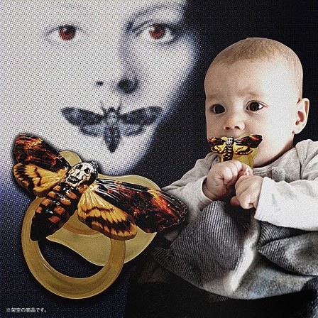 David Redon l'affiche culte du film Le Silence des agneaux (The Silence of the Lambs), le visage de Jodie Foster et le papillon remplacé par  un bébé avec une tétine ornée d'un sphinx tête de mort (Acherontia