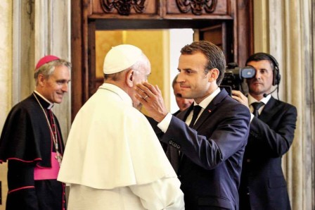 Emmanuel Macron et le pape le coup de boule.jpg