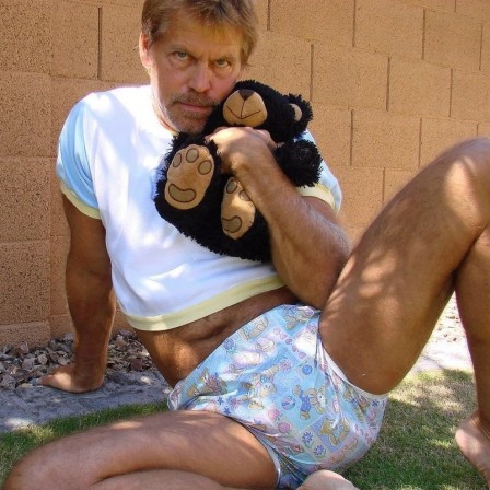 Glenn_Freeman_Dr_House_couche_ours.jpg