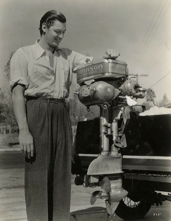 Johnny_Weissmuller_MGM_1933_presente_le_nouveau_hachoir_a_genou.jpg