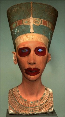 Néfertiti Marilyn Manson.jpg, août 2019