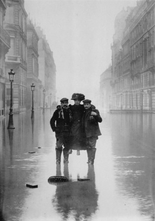 Paris_pendant_les_inondations_de_Mars_1910_pluie.jpg
