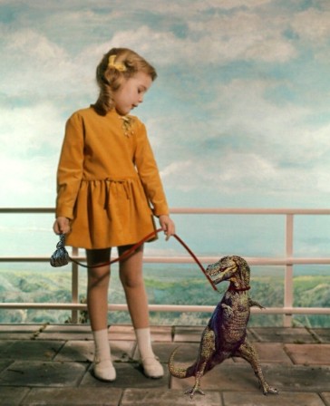 Robin Isely A girl and a Siamese cat posing in a studio against a hand-painted background photographed by Walter Blum 1961 la fille au dinosaure.jpg, juin 2023