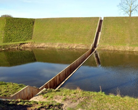 Sunken Pedestrian Bridge in Netherlands la traversée de la mer rouge.jpg, janv. 2020