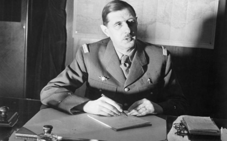 @VarlanOlivier Image rare du général de Gaulle en train de remplir son attestation de déplacement.png, nov. 2020