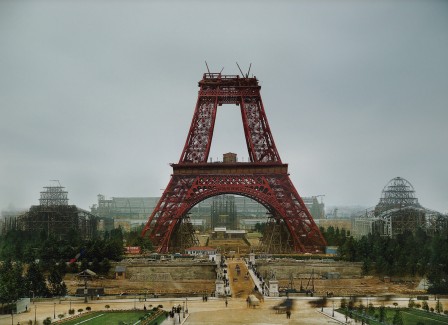 chantier Tour Eiffel rouge 1888 vue des rives de Seine Emmanuel Macron les grands chantiers.jpg