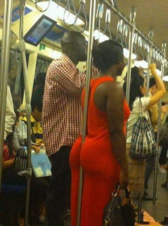 femme_noire_fesses_metro.jpg