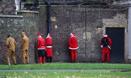 père noel la pause pipi.jpg