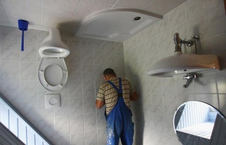 plombier fou toilettes au plafond 2.jpg
