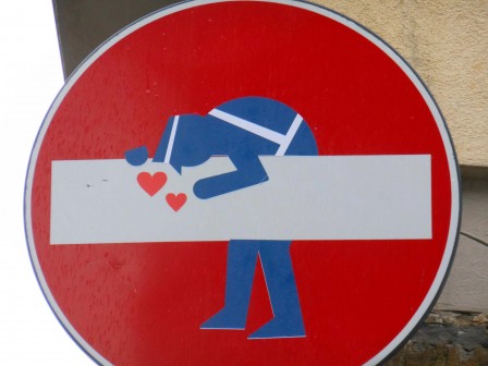 Clet_Abraham_panneau_amour.jpg