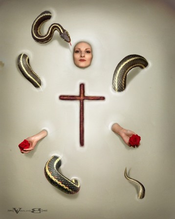 Valeria_Belova_femme_croix_serpent.jpg