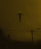 un prophète un homme aux yeux lumineux en lévitation dans le ciel
