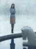 dans un paysage de neige, une femme en jupe et pull de laine contemple le cheval songeur au centre d'un bassin