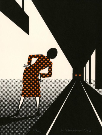 sur le quai, une femme guette l'arrivée du train dont les lumières sont assorties à sa robe